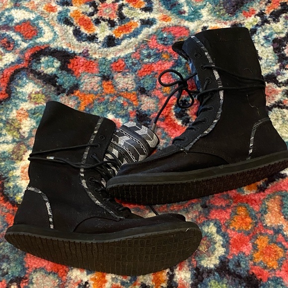 Sanuk Black and Gray Women's Boots - Picture 5 of 5